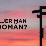 Bild på skyltar med texten" Hur väljer man toppdomän?"